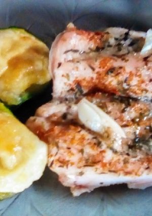 Una foto de Pechuga de pollo al horno 🎁 🐥y zapallitos rellenos