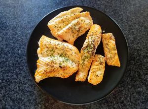 Una foto de Escalopines de salmón a la plancha con ajo y perejil / Receta 200