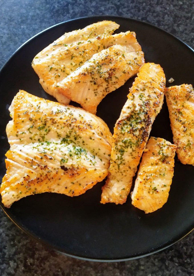 Una foto de Escalopines de salmón a la plancha con ajo y perejil / Receta 200