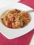 Tallarines chinos con gambas y cerdo