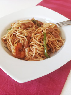 Una foto de Tallarines chinos con gambas y cerdo