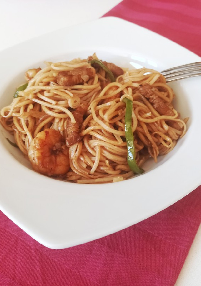 Una foto de Tallarines chinos con gambas y cerdo