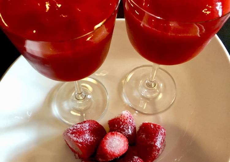 Simple Way to Make Super Quick Homemade Strawberry Daiquiri 🍓