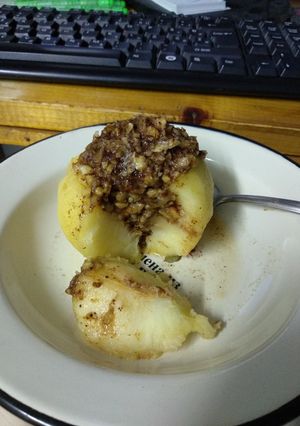 A picture of Boiled apple with walnuts.