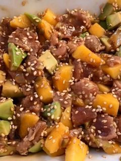 Una foto de Tartar de atún, aguacate y mango