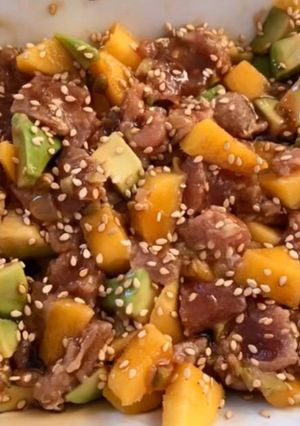 Una foto de Tartar de atún, aguacate y mango