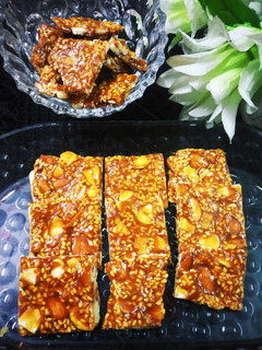 तिल बादाम चिक्की (til badam chikki recipe in Hindi) रेसिपी मुख्य फोटो