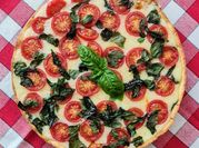 Una foto de tarta caprese albahaca