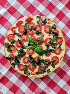 Una foto de Tarta caprese con masa casera sin gluten 🍅 Tarta de tomate, albahaca, mozzarella y AOVE 🥗 low carb