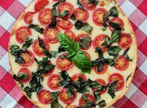 Una foto de Tarta caprese con masa casera sin gluten 🍅 Tarta de tomate, albahaca, mozzarella y AOVE 🥗 low carb