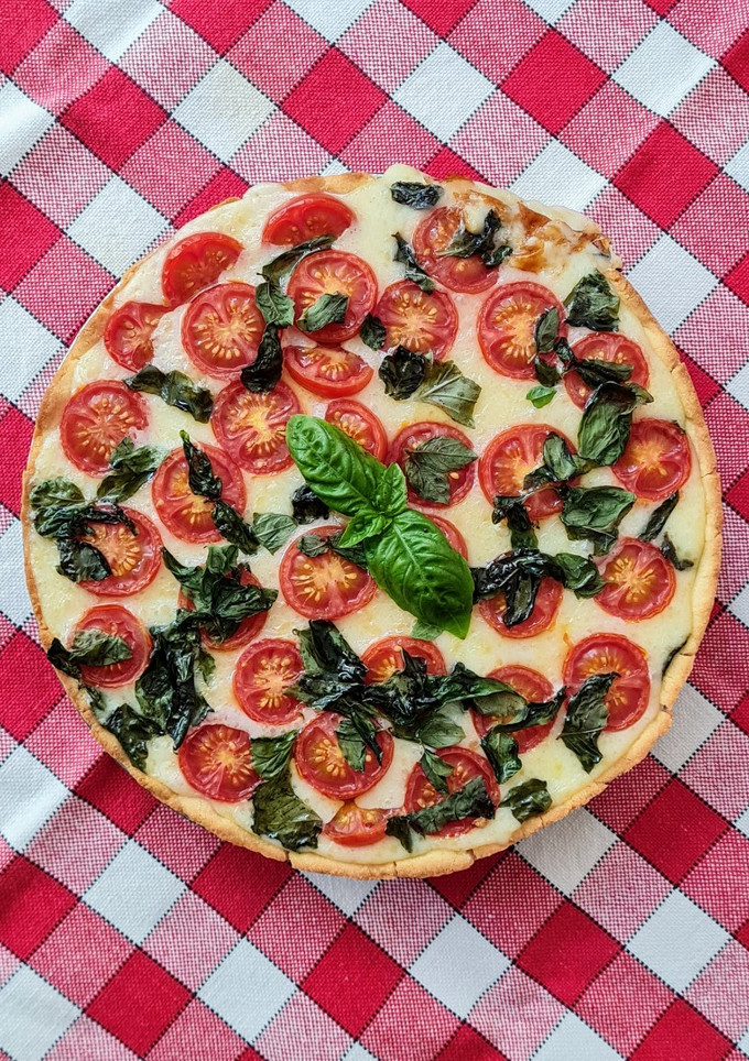 Una foto de Tarta caprese con masa casera sin gluten 🍅 Tarta de tomate, albahaca, mozzarella y AOVE 🥗 low carb