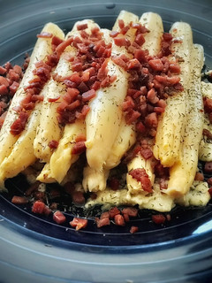 Foto principal de Espárragos blancos con crema de queso y jamón