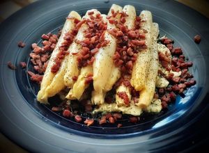 Foto principal de Espárragos blancos con crema de queso y jamón