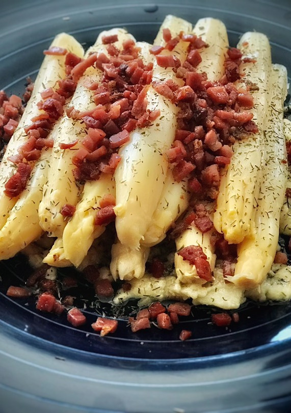 Una foto de Espárragos blancos con crema de queso y jamón