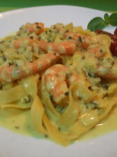 Una foto de Tagliatelle con salsa de gambas
