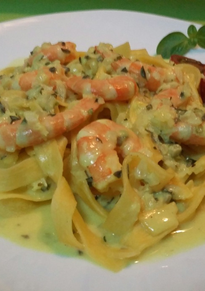 Una foto de Tagliatelle con salsa de gambas