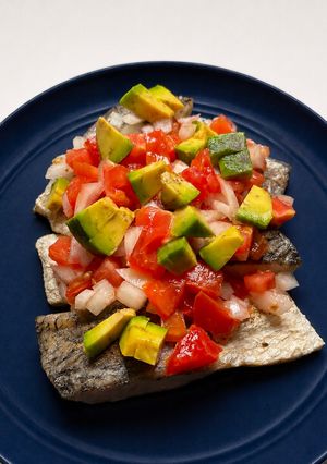 鱸魚排佐酪梨莎莎醬 的食譜成品照片
