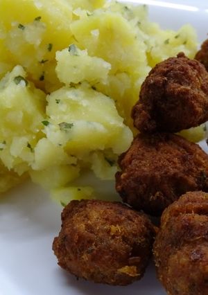 Egyszerű fasírtgolyók fűszeresen recept fotója