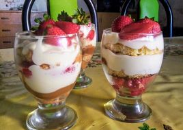 Trifle de crema, dulce de leche y frutillas💝💝🎉🎉