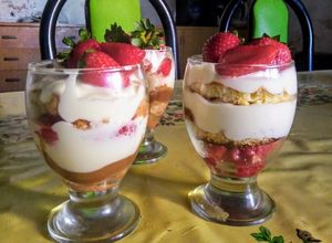 Una foto de Trifle de crema, dulce de leche y frutillas💝💝🎉🎉