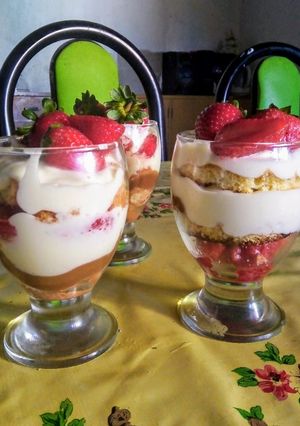 Una foto de Trifle de crema, dulce de leche y frutillas💝💝🎉🎉