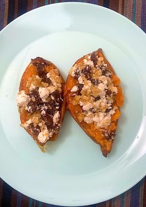 Una foto de Boniato asado con dátiles, nueces, queso de cabra y miel