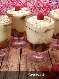 Una foto de Tiramisú clásico en vasitos
