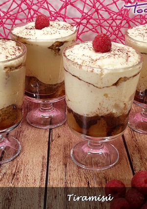 Una foto de Tiramisú clásico en vasitos