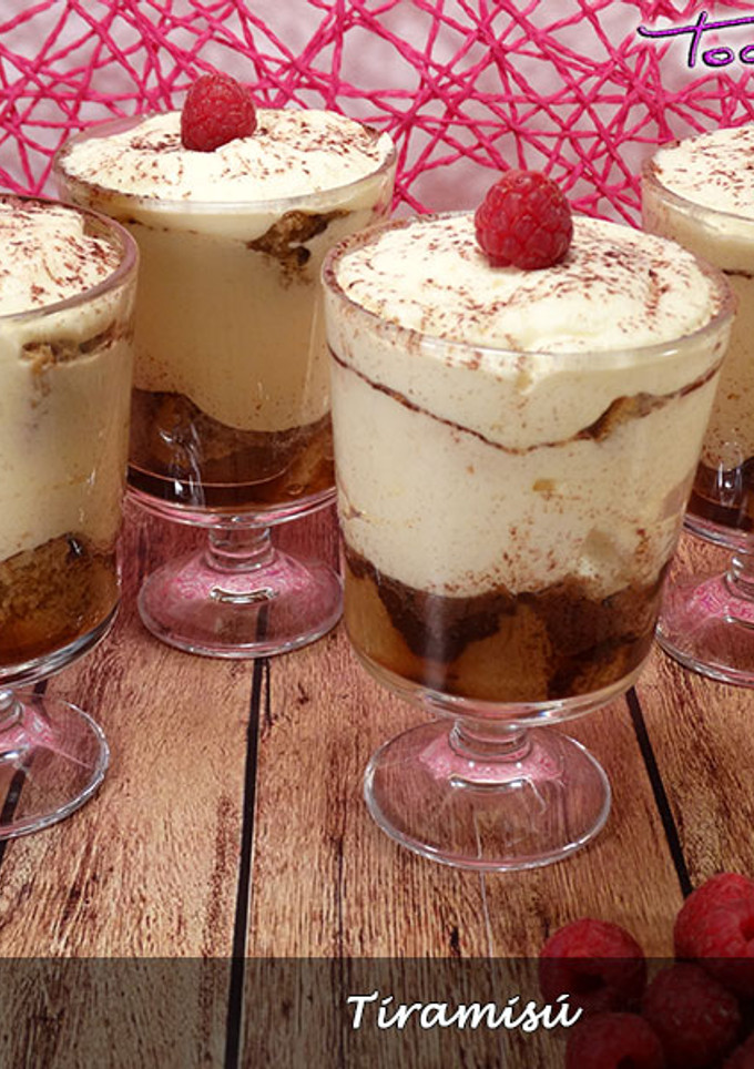 Una foto de Tiramisú clásico en vasitos
