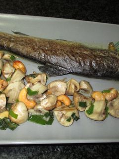 Una foto de Trucha al horno con salteado de champiñones y anacardos