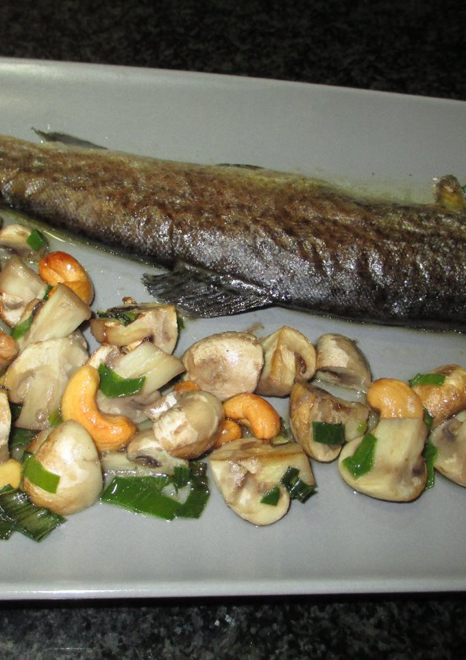 Una foto de Trucha al horno con salteado de champiñones y anacardos