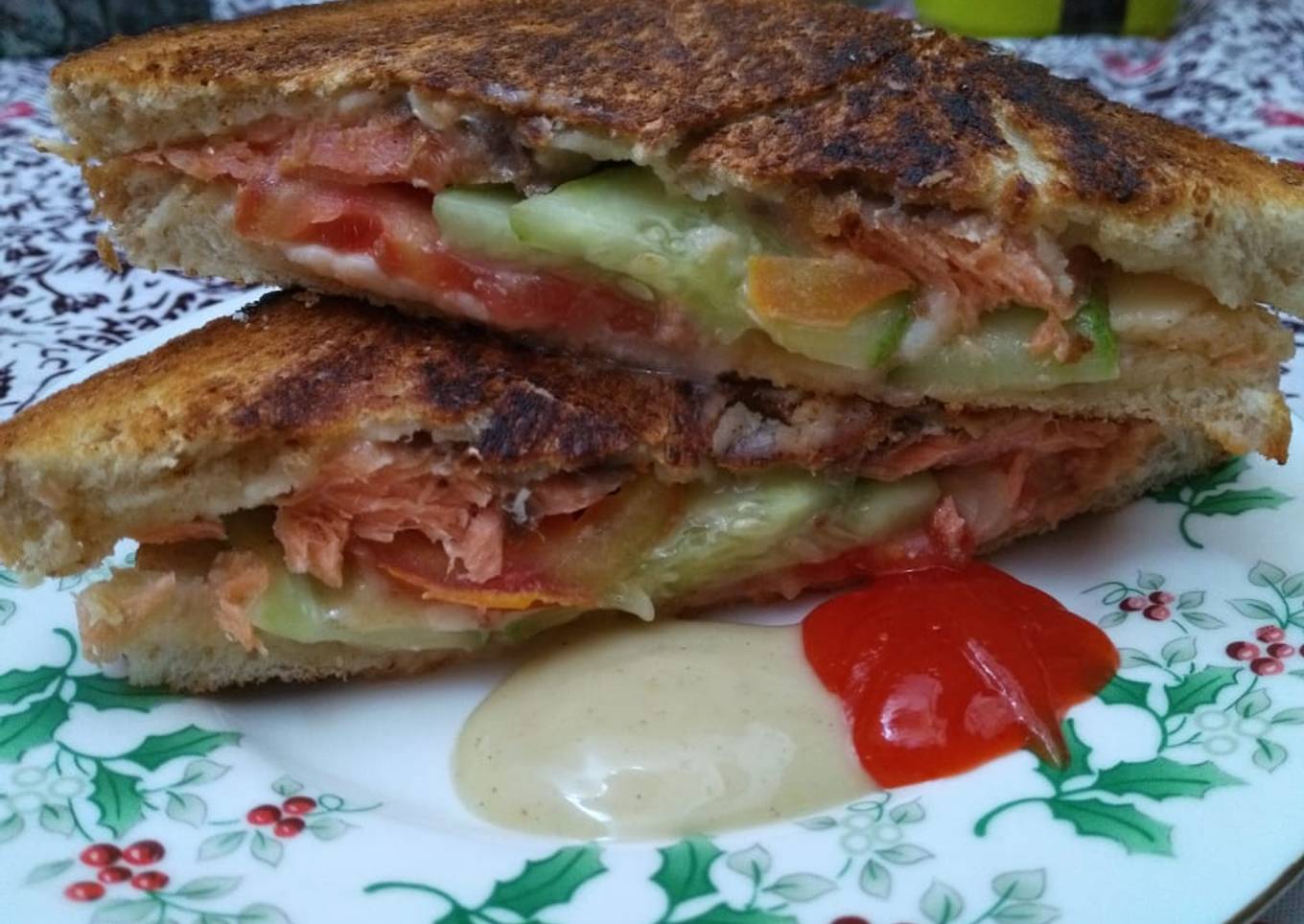 Sandwich Smoke Salmon With Cheese