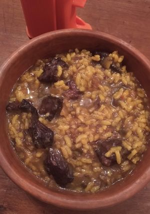 Una foto de Risotto de azafrán y carne 🍲
