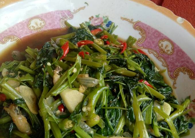 Bagaimana Membuat Tumis Pedas kangkung teri yang Menggugah Selera