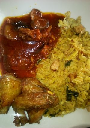 A picture of Egg and shredded chicken rice with sauce and fried chicken.