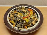 Локшина соба з куркою та овочами