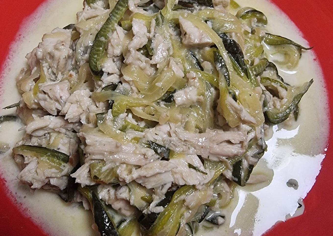 Espaguetis de calabacín con pollo al roquefort