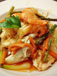 Una foto de Dorada a la sal con verduras