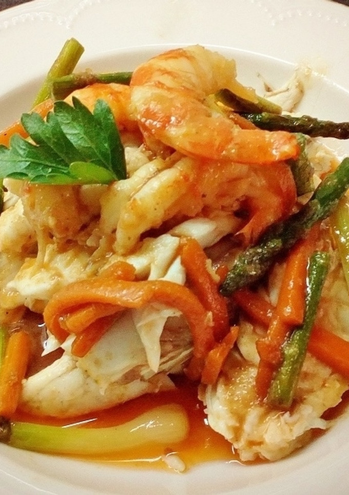 Una foto de Dorada a la sal con verduras