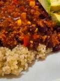Quinoa com chili vegetariano e abacate