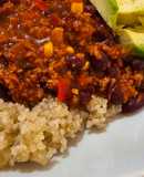 Quinoa com chili vegetariano e abacate