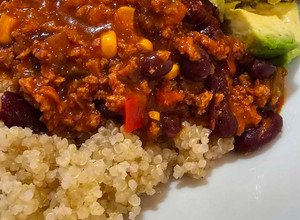 Foto de Quinoa com chili vegetariano e abacate