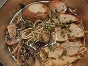 Una foto de caldo de ramen