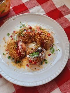 दही बड़े(dahi bade recipe in hindi) रेसिपी मुख्य फोटो