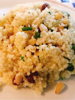 Φωτογραφία της συνταγής Κουσκούς με πινόλια και σταφίδα