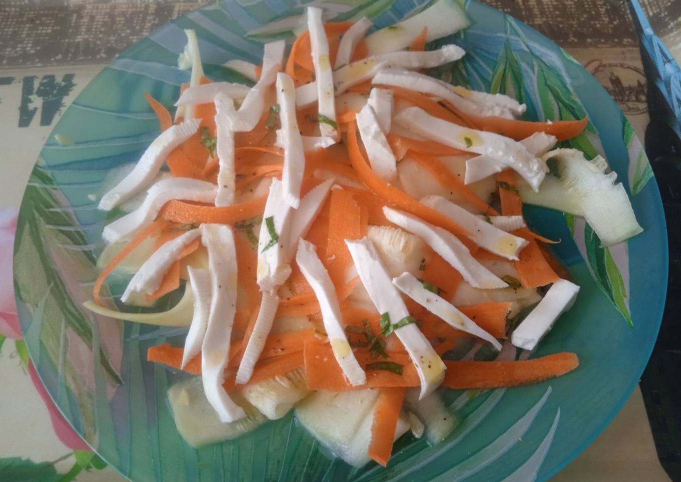 Ensalada de calabacín, zanahoria y queso fresco