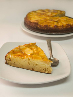 Una foto de Tarta de manzana facilísima con mermelada de albaricoque casera