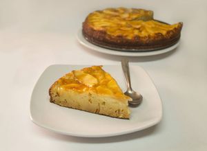 Foto principal de Tarta de manzana facilísima con mermelada de albaricoque casera