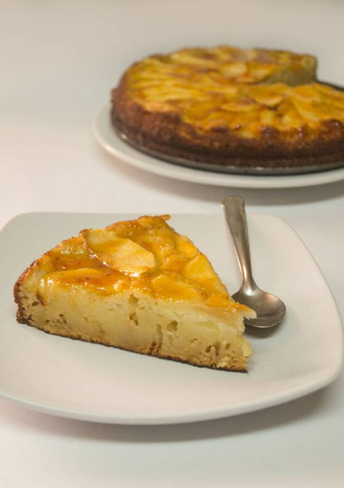 Una foto de Tarta de manzana facilísima con mermelada de albaricoque casera