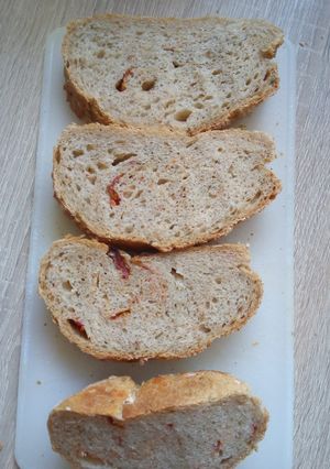 Aszalt paradicsomos rozsos gyökérkenyér recept fotója